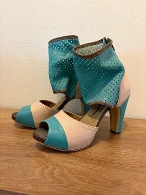 Fly Girl Turquoise and Cream Peep-Toe Vintage Leather Heels
(B3)